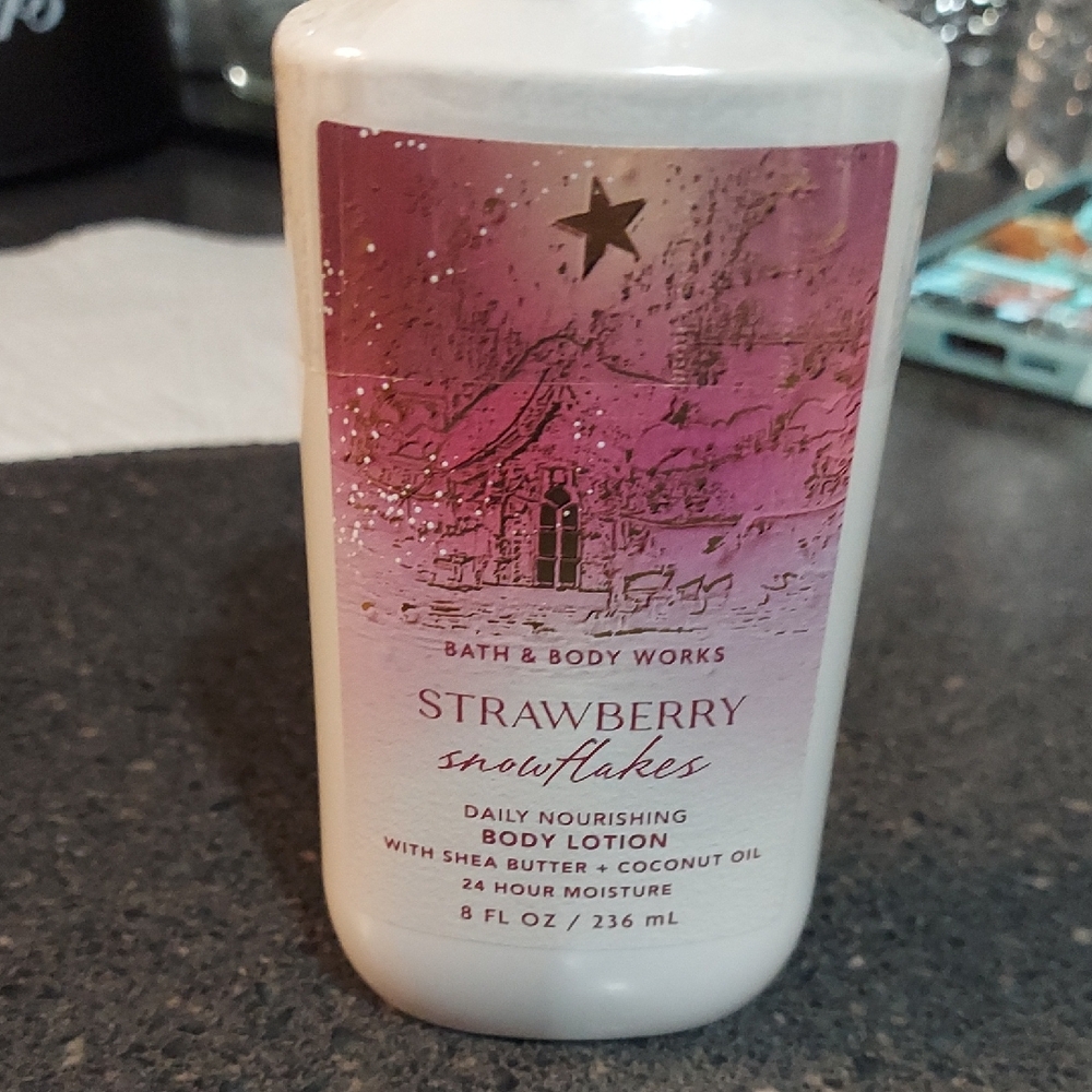 Bath & Body Works Strawberry Snowflakes Lotion - Pink and White